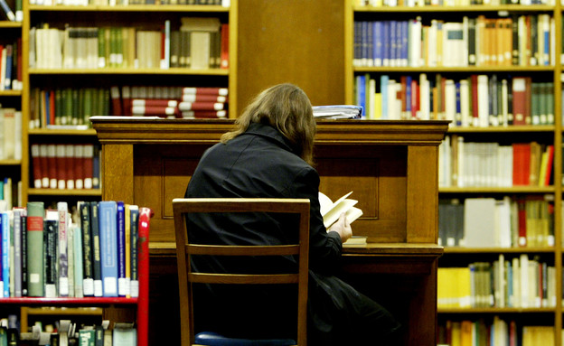 סטודנט לומד בספרייה בלונדון (צילום: יחסי ציבור, GettyImages)