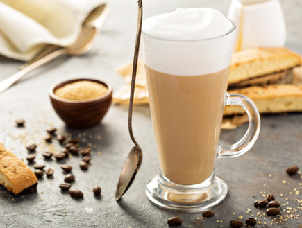 קפה עם חלב מוקצף (צילום: יחסי ציבור, ShutterStock)