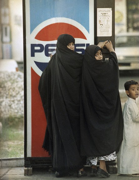 נשים בסעודיה קונות פפסי קולה ממכונה (צילום: ap)