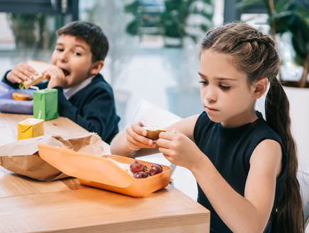 ילדים אוכלים צהריים (צילום: By Dafna A.meron, shutterstock)