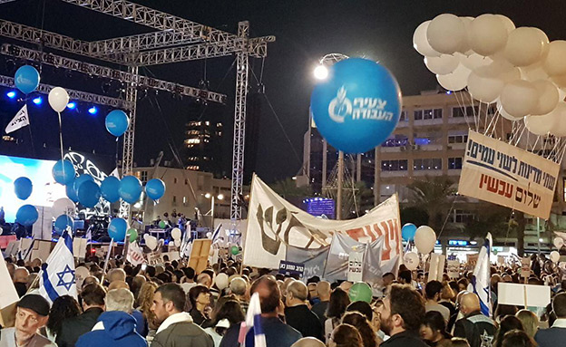רבבות הגיעו לכיכר, הערב (צילום: החדשות)