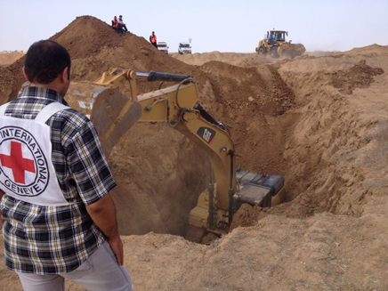 חיפוש הגופות בצד הפלסטיני (צילום: חדשות 2)