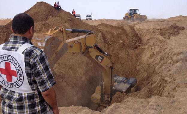 חיפוש הגופות בצד הפלסטיני (צילום: חדשות 2)