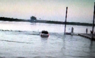 הנהג השיכור שנמלט ומצא עצמו בנהר (צילום: arlington police department)