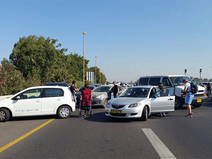 חסימת כביש בעקבות מחאת הנכים (צילום: נכים הופכים לפנתרים)