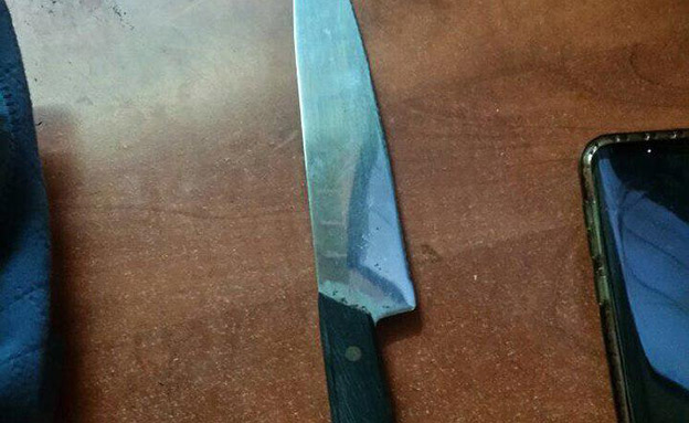 הסכין שנמצאה בגרב החשוד (צילום: דוברות המשטרה)