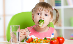 ילדה אוכלת ירקות (צילום: Oksana Kuzmina, shutterstock)