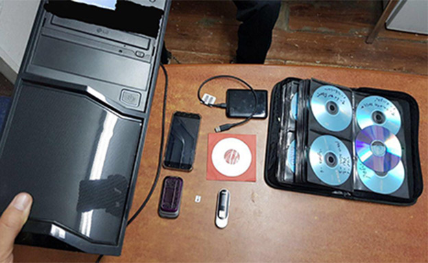 מחשב שנמצא בבית החשוד בהתכתבות עם "קטינה (צילום: דוברות המשטרה)