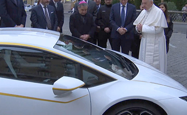 האפיפיור שמכר את הלמבורגיני שלו (צילום: vatican tv)
