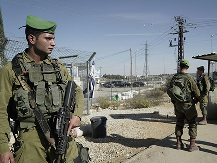 חיילים בצומת הגוש, היום (צילום: דובר צה