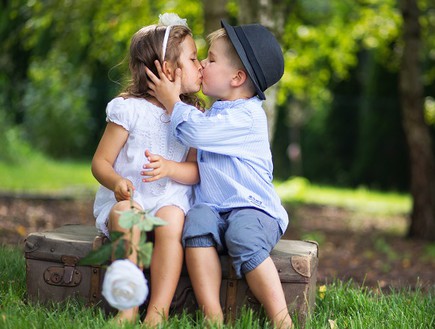 ילדה וילד מתנשקים (צילום: Shutterstock)