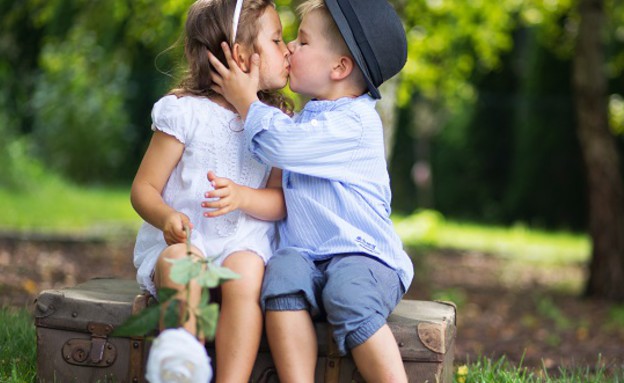 ילדה וילד מתנשקים (צילום: Shutterstock)