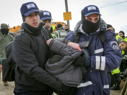 פינוי עמונה, שוטרים מפנים מתנגדים (צילום: הלל מאיר TPS)