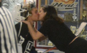 סלינה גומז וג'סטין ביבר מתנשקים (צילום: טוויטר)