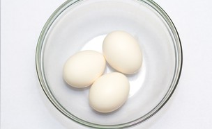 ביצים בכוס (צילום: Emily Ranquist, shutterstock)