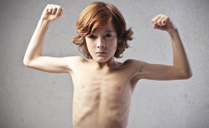 ילד עושה שריר (צילום: Shutterstock)