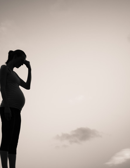 אישה עצובה בהריון (צילום: By Dafna A.meron, shutterstock)