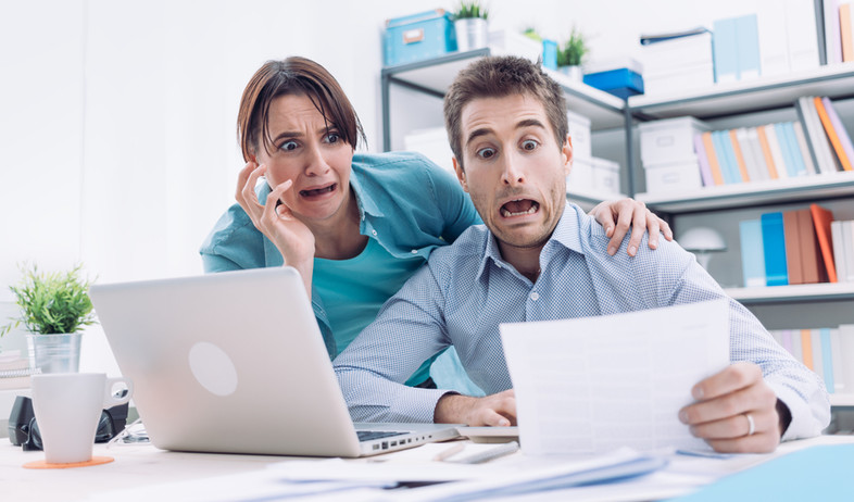 זוג כועס מסתכל על מסמכים  (אילוסטרציה: Shutterstock)