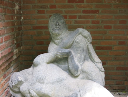 הפסל של ברנהרד סופר (צילום: לירון מילשטיין)
