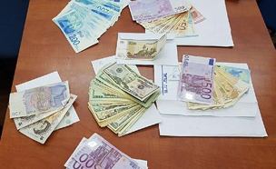 הכספים שנתפסו בבית חברי הכנופיה (צילום: דוברות המשטרה)