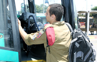חייל באוטובוס (צילום: עודד קרני, מדור צבא וביטחון)