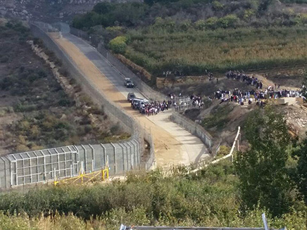 דרוזים פורצים את הגבול לסוריה (צילום: חדשות 2)