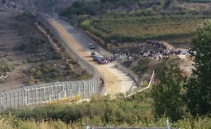 דרוזים פורצים את הגבול לסוריה (צילום: חדשות 2)