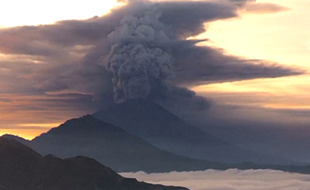 התפרצות הר הגעש ששיבשה את הטיסות (צילום: eyes of a nomad)