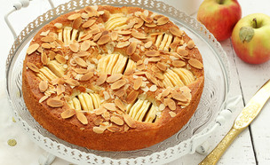 עוגה כפרית של תפוחים ושקדים (צילום: ענבל לביא, mako אוכל)