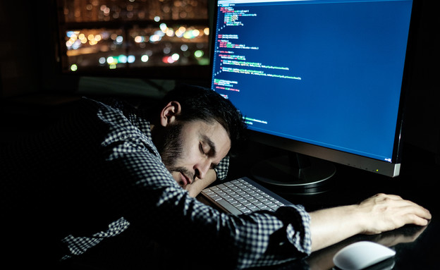 מתכנת ישן על המקלדת (צילום: By Dafna A.meron)