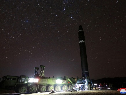 הכנות לשיגור הטיל כפי שתועדו בצ' קוריאה (צילום: Sky News)