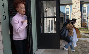 שכנה מציצה בזמן פינוי משפחה מביתה בקולורדו (צילום: John Moore, Getty images)