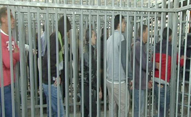 פלסטינים במחסומים, ארכיון (צילום: חדשות 2)
