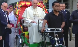 צפו בנסיעה של האפיפיור על ריקשה (צילום: רויטרס)