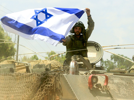 חייל עם דגל ישראל, ארכיון (צילום: אדי ישראל, חדשות 2)