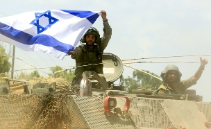חייל עם דגל ישראל, ארכיון (צילום: אדי ישראל, חדשות 2)