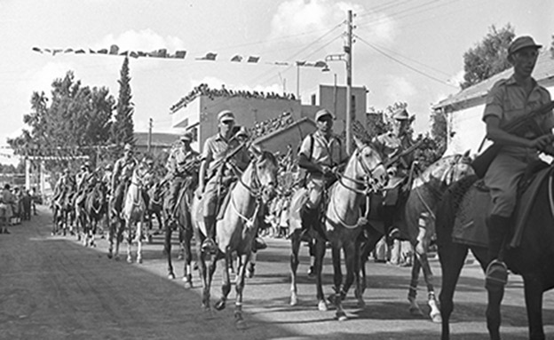 מצעד חטיבת גבעתי, 1948 (צילום: צ'סניק פרד, באדיבות באדיבות ארכיון צה"ל במשרד הביט)
