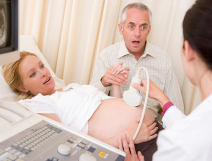 גבר ואישה בהריון מופתעים בבדיקת אולטראסאונד (צילום: אימג'בנק / Thinkstock)