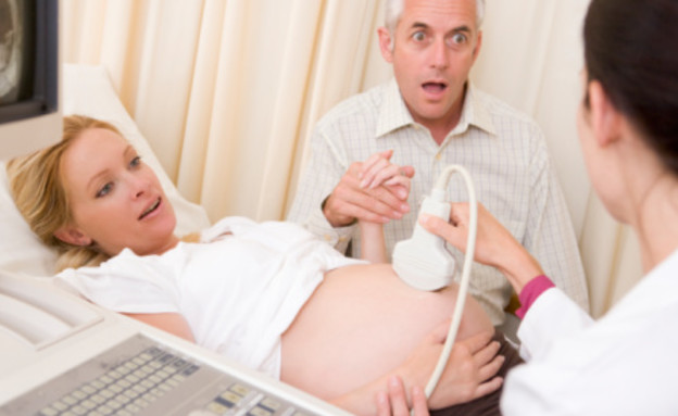 גבר ואישה בהריון מופתעים בבדיקת אולטראסאונד (צילום: אימג'בנק / Thinkstock)