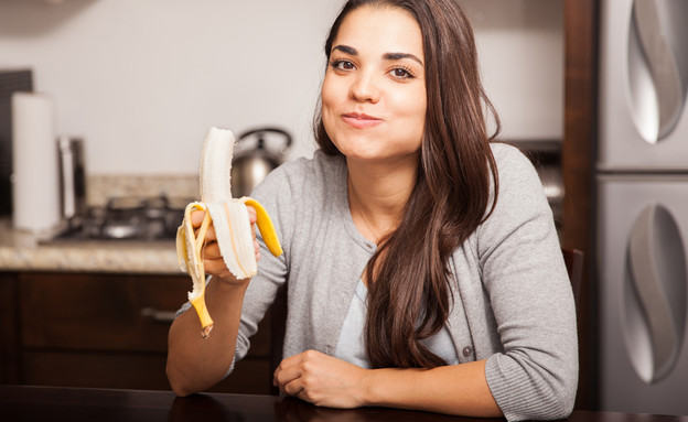 אישה אוכלת בננה (צילום: shutterstock)