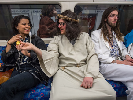 חג הפסחא ברכבת התחתית בלונדון (צילום: GettyImages -  Chris J Ratcliffe)
