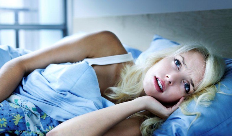 בחורה מפוחדת במיטה (צילום: אימג'בנק / Thinkstock)