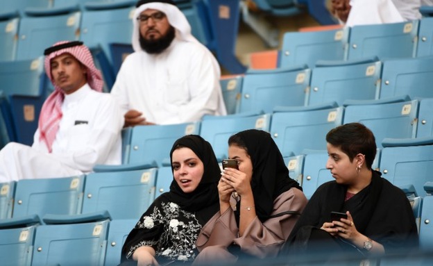 בקרוב בקולנוע? נשים באצטדיון בסעודיה, ארכיון (צילום: CNN)