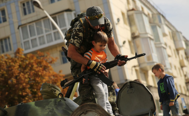 ילד וחייל רוסי (צילום: 	Spencer Platt , gettyimages)