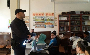 שוטרים בכיתות (צילום: משטרת ישראל)