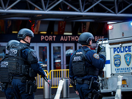 שוטרים בזירת הפיגוע בניו יורק (צילום: רויטרס)