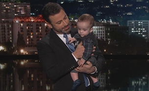 קרא לביטוח בריאות עם בנו החולה (צילום: מתוך עמוד היוטיוב של התכנית  Jimmy Kimmel Live!‎)