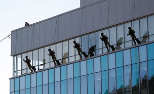 יירוט רחפנים וסנפלינג על בניינים (צילום: רויטרס)