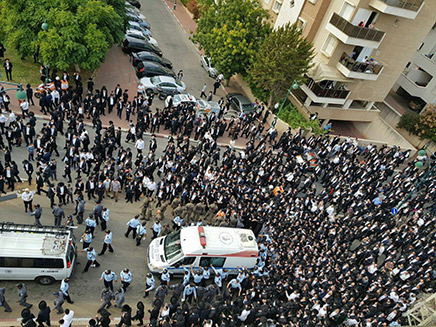 עשרות אלפים בהלוויה (צילום: דוברות המשטרה)