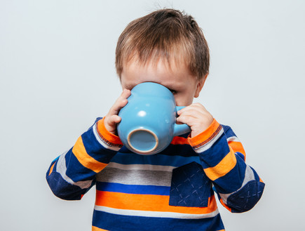 ילד שותה משקה חם (צילום: By Dafna A.meron, shutterstock)